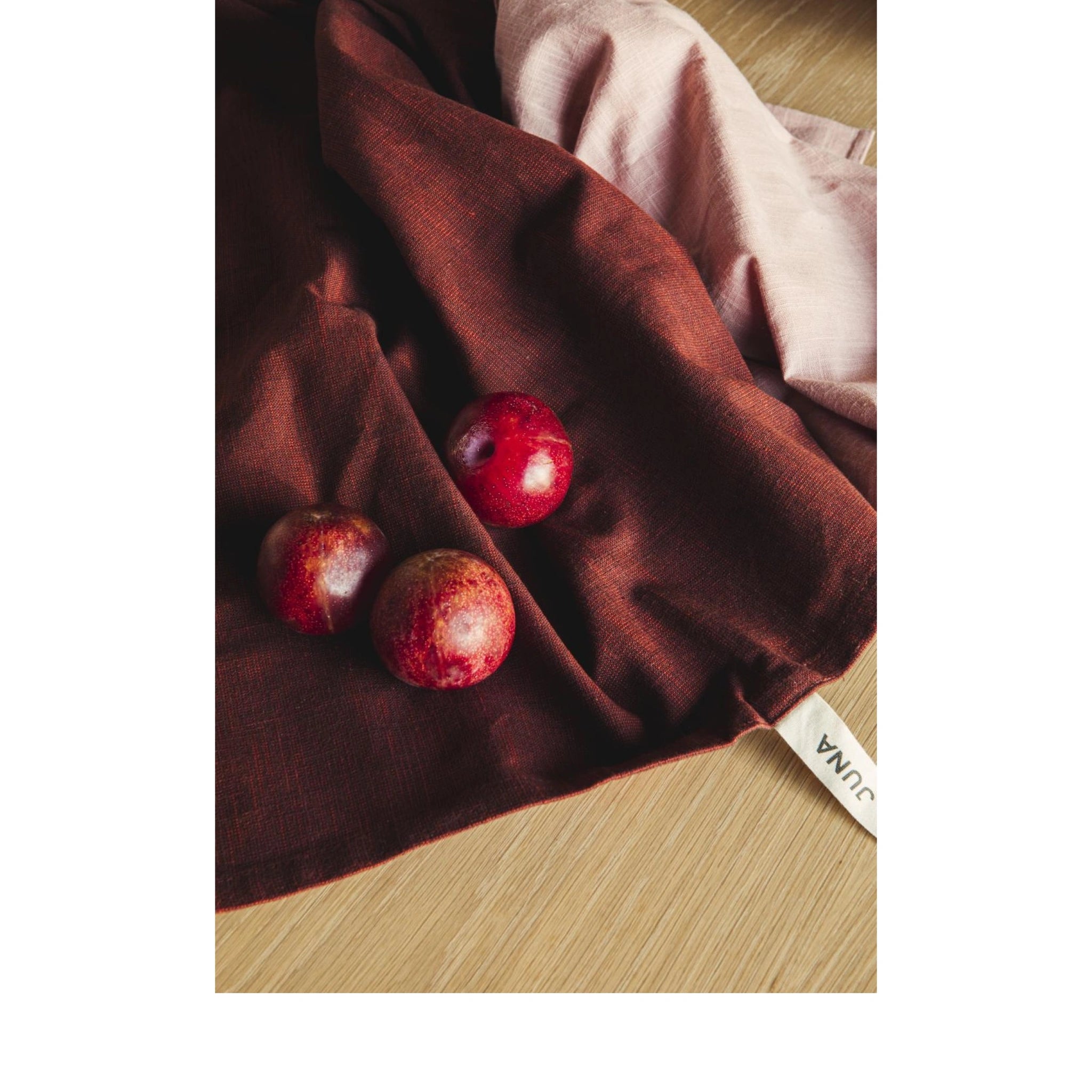 Juna Reflection Towel Chocolate, 70x140 Cm