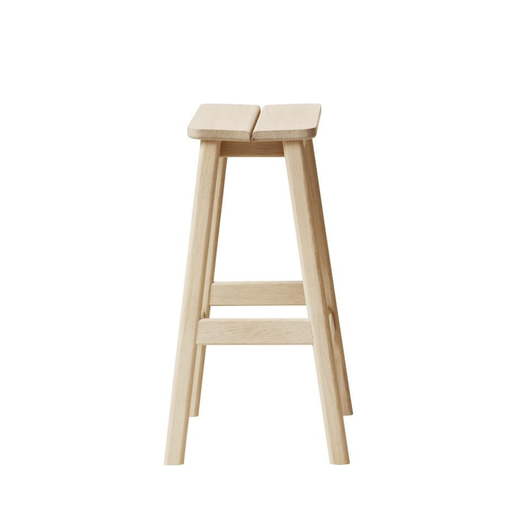 Form&Refine Angle Barhocker 65 cm, Weiss-Pigmentierte Eiche