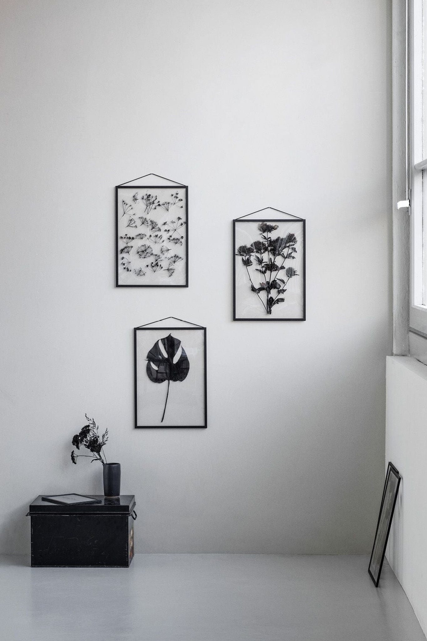 Sleek Moebe A3 Black Frame: Durable Aluminum & Acrylic Design, Made in Europe