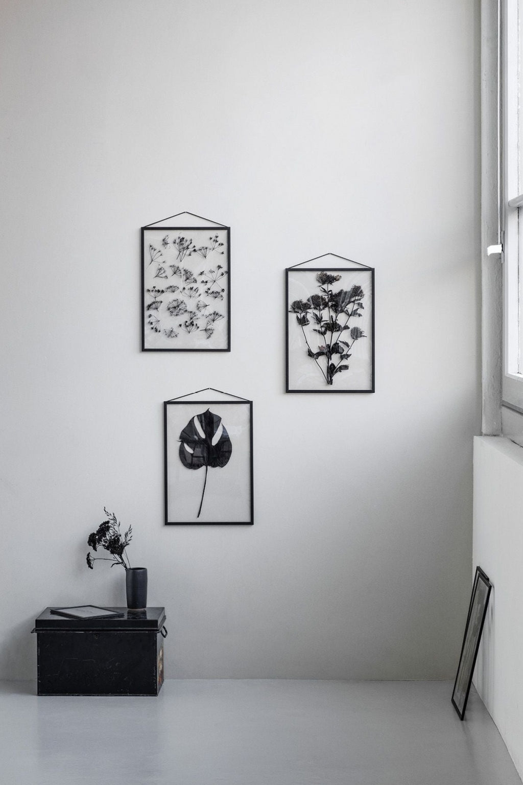 Sleek Moebe A5 Black Frame: Durable Aluminum & Acrylic Design, Made in Europe