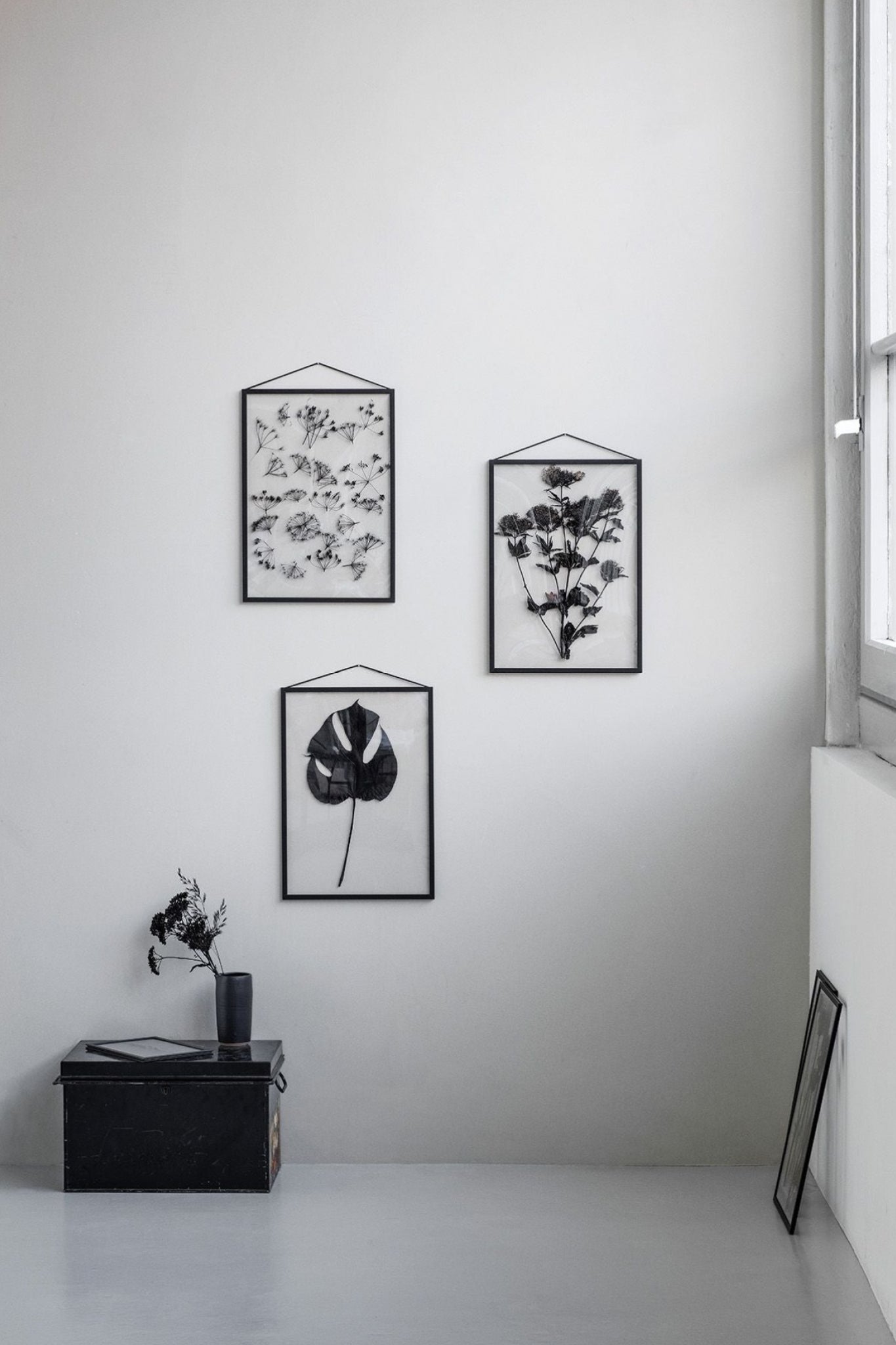 Sleek Moebe A5 Black Frame: Durable Aluminum & Acrylic Design, Made in Europe