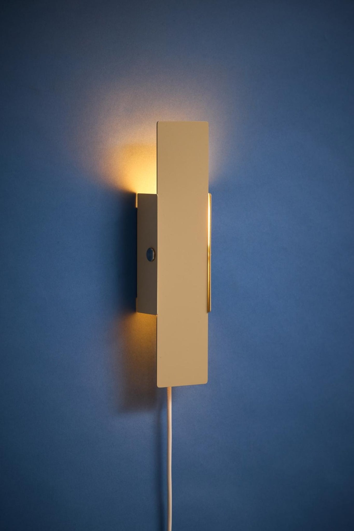 MOEBE Pivoting Wall Lamp in Sand: Minimalist Danish Design Lighting