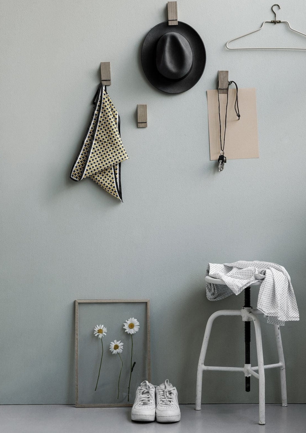 Moebe A4 Oak Frame: Stylish Acrylic & Oak Design, Made in Europe