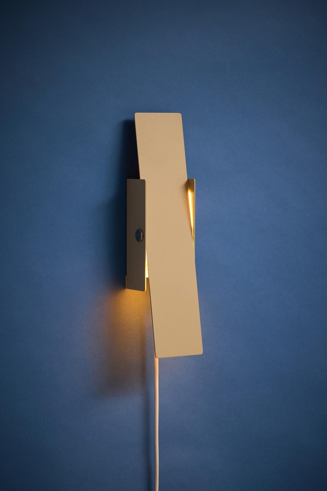 MOEBE Pivoting Wall Lamp in Sand: Minimalist Danish Design Lighting