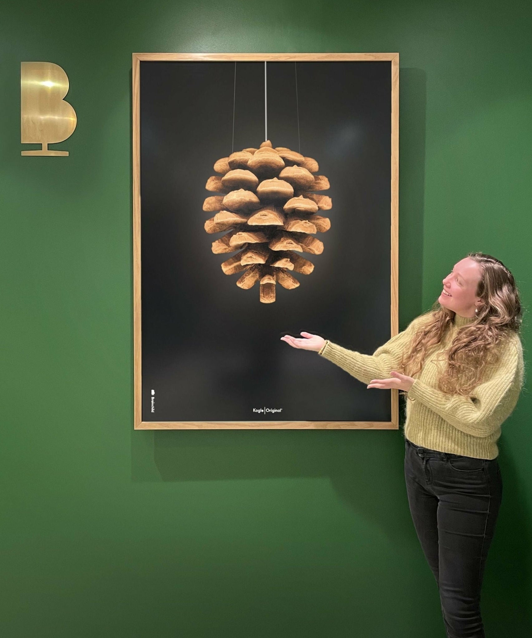 Brainchild pine cone classic poster, frame in black lacquered wood 30x40 cm, black background