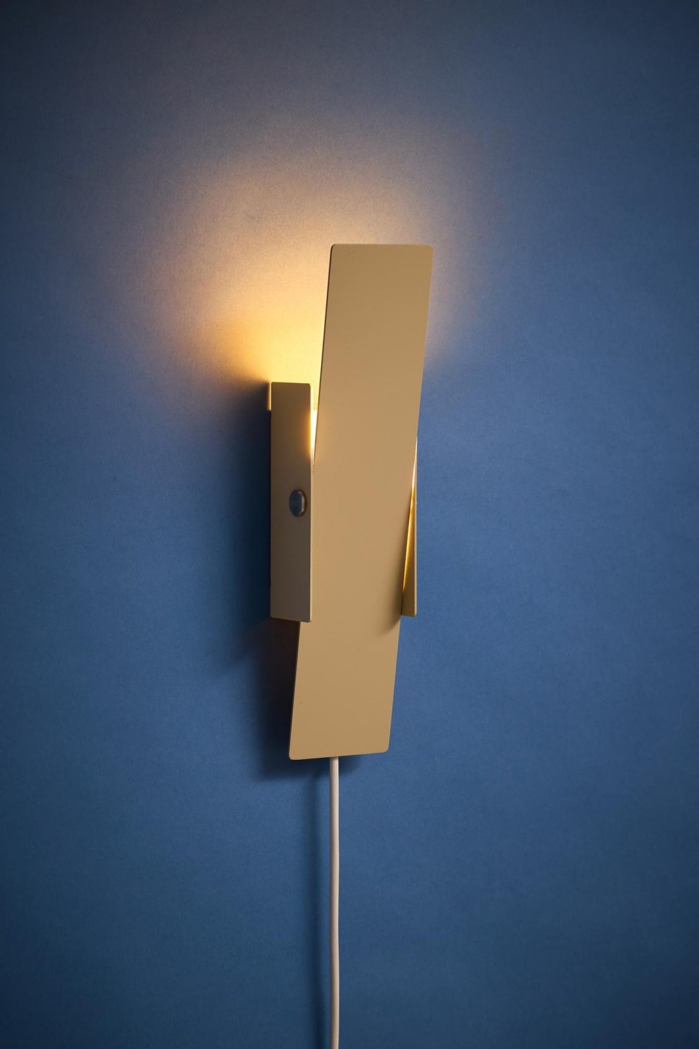 MOEBE Pivoting Wall Lamp in Sand: Minimalist Danish Design Lighting