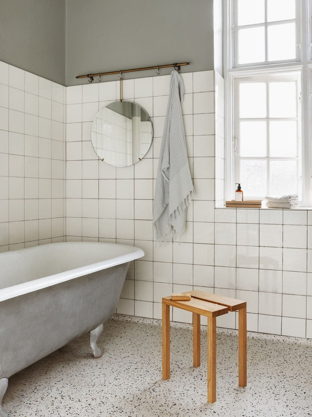 Versatile Moebe Peg Stool: Oak Seat, Table & Stand - Stackable & Portable