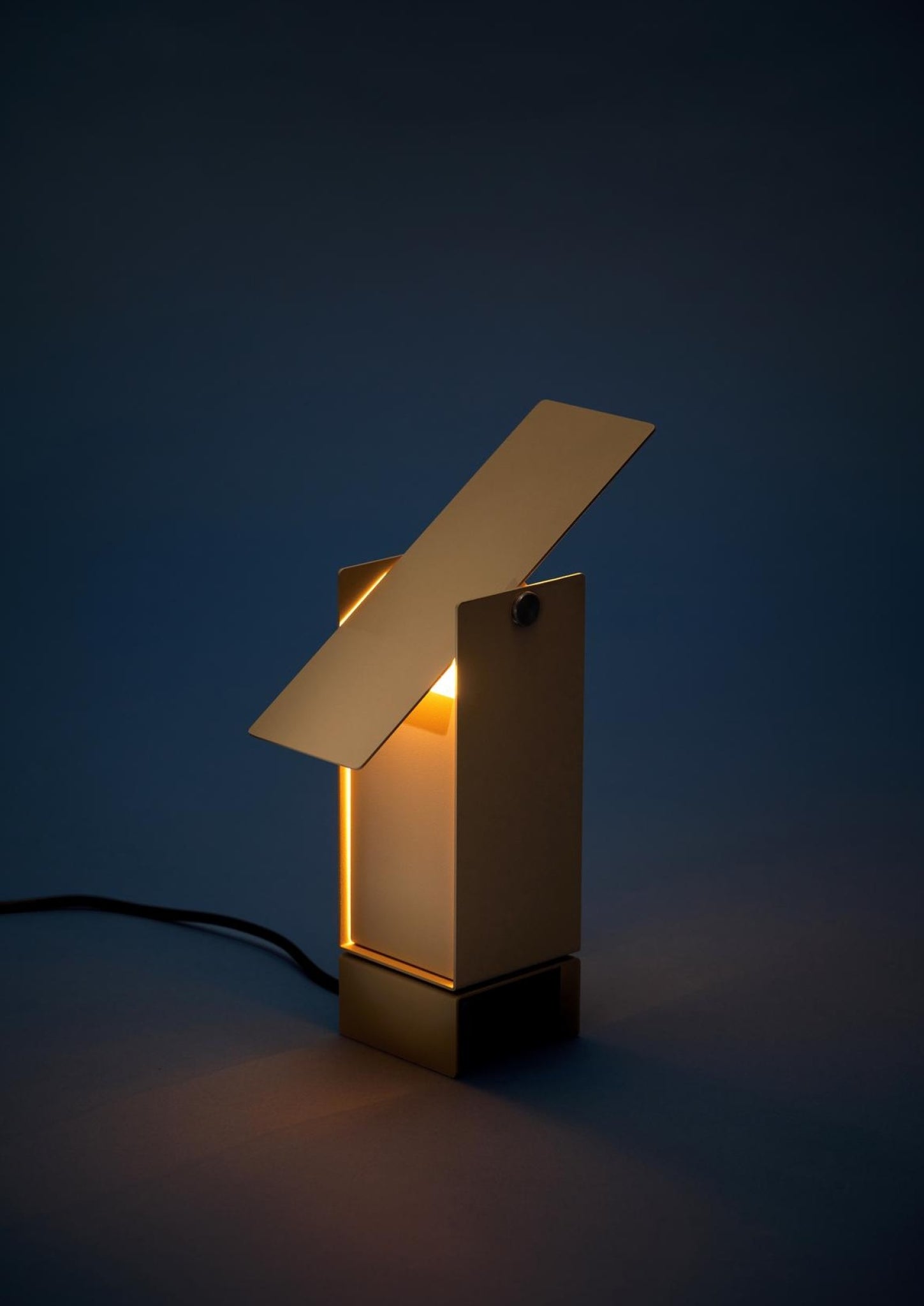 Illuminate Your Space with MOEBE's Sand Pivoting Table Lamp - Danish Design