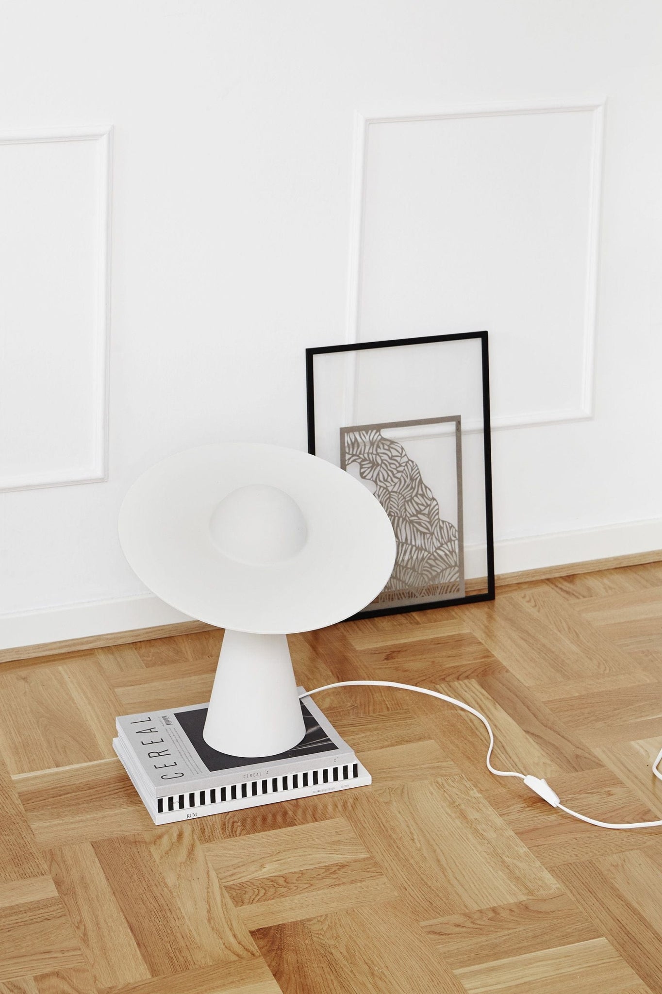 Sleek Moebe A5 Black Frame: Durable Aluminum & Acrylic Design, Made in Europe