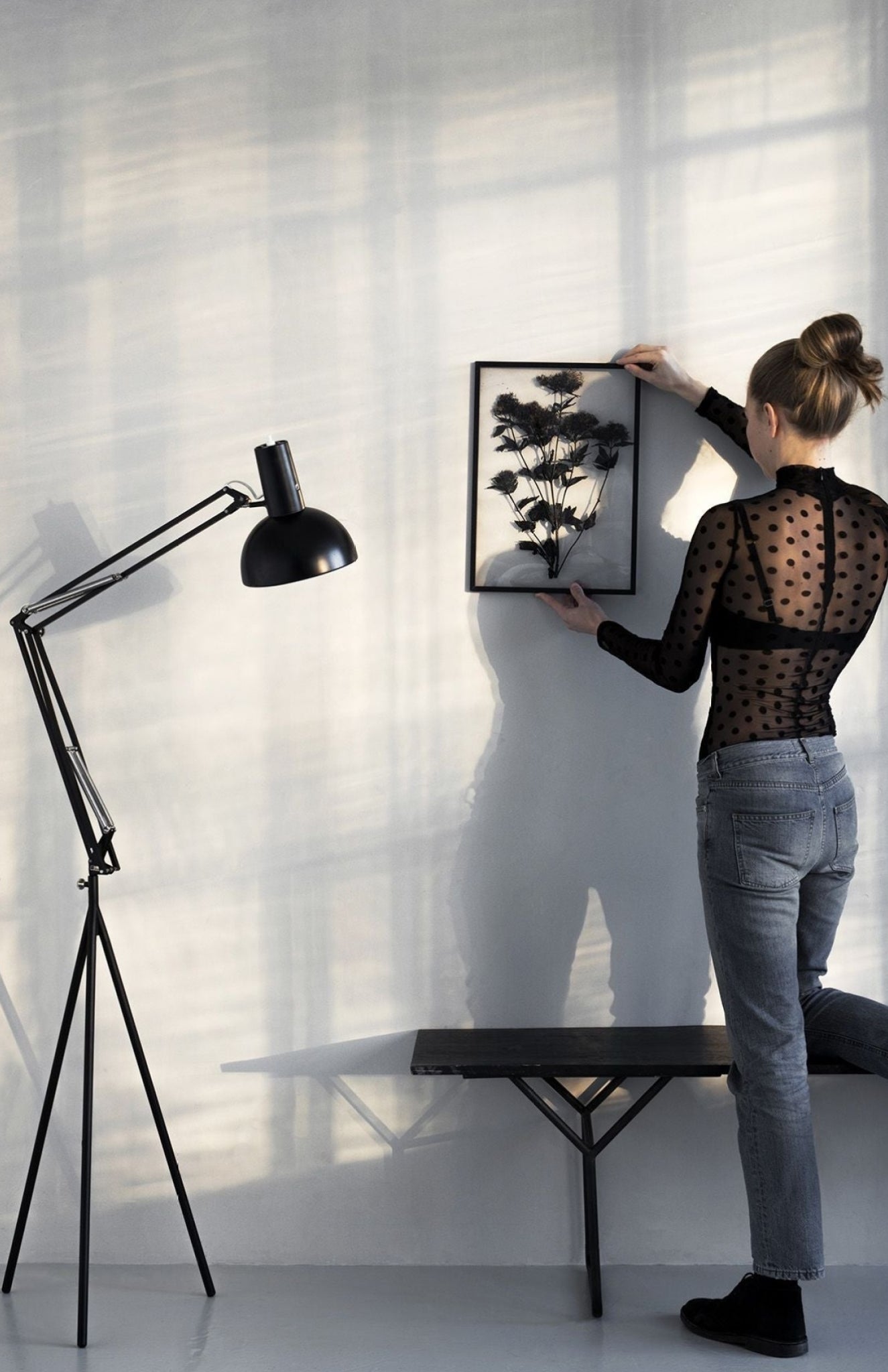 Sleek Moebe A5 Black Frame: Durable Aluminum & Acrylic Design, Made in Europe