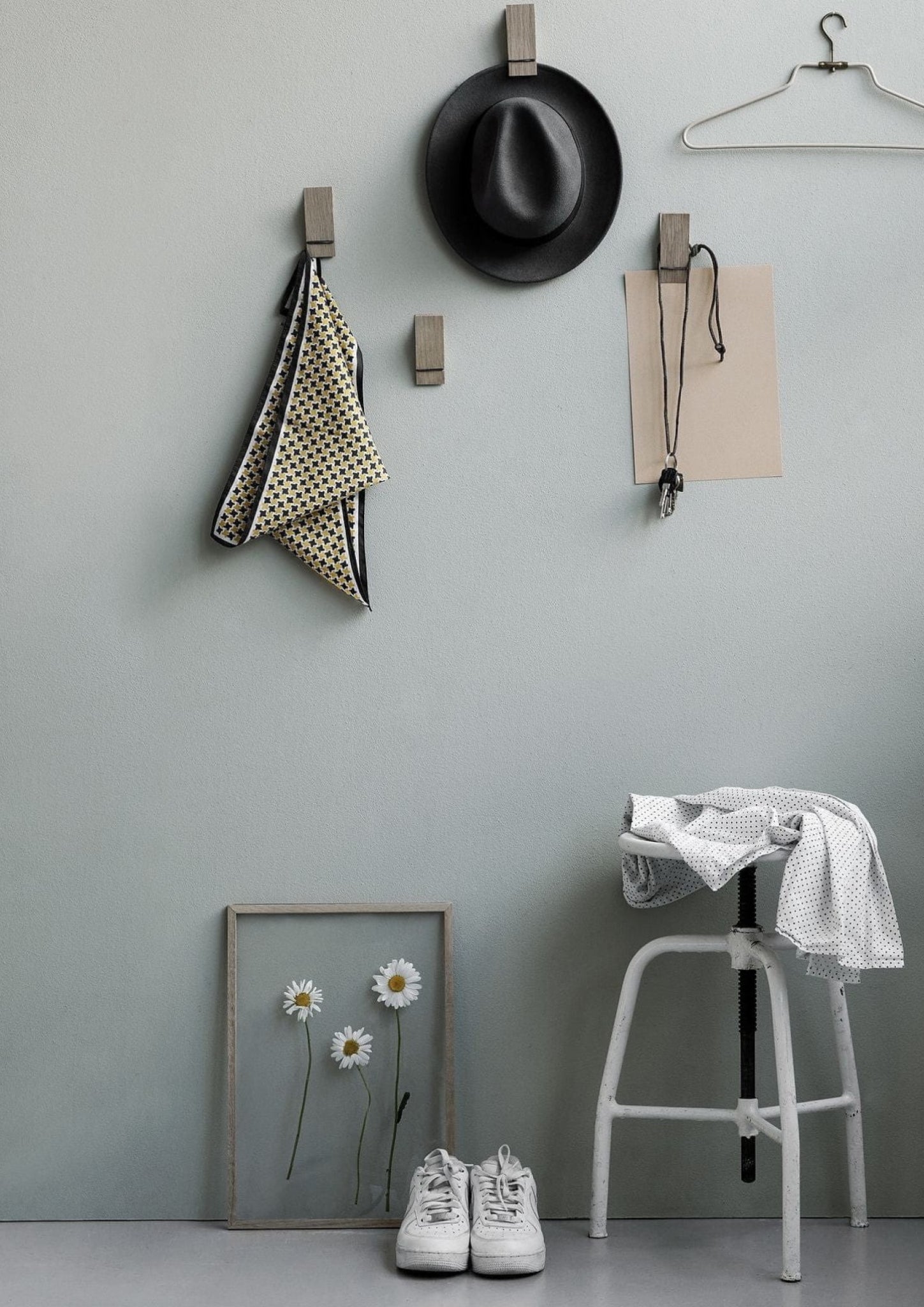 Moebe A4 Oak Frame: Stylish Acrylic & Oak Design, Made in Europe