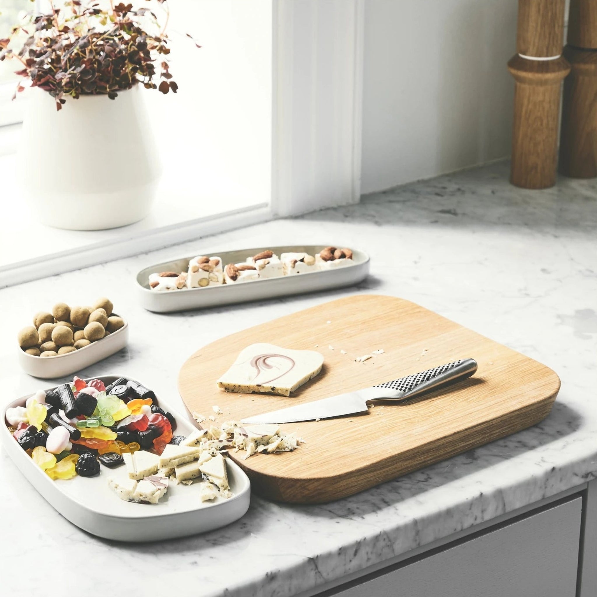 Gejst Galet Solid Oak Cutting Board 27 cm with 3 Ceramic Bowls for Herbs