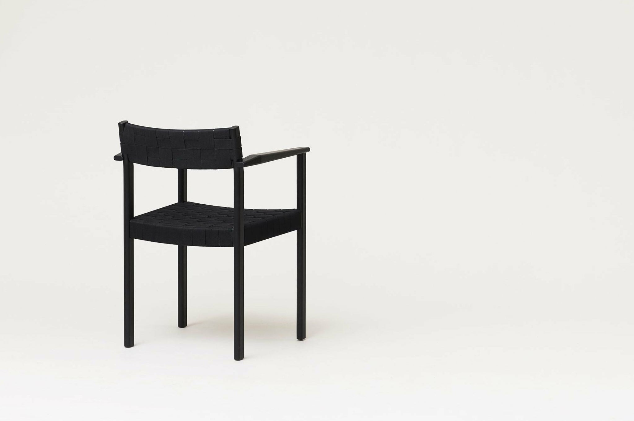 Form&Refine Motif Armlehnstuhl, Schwarz Gebeizte Eiche