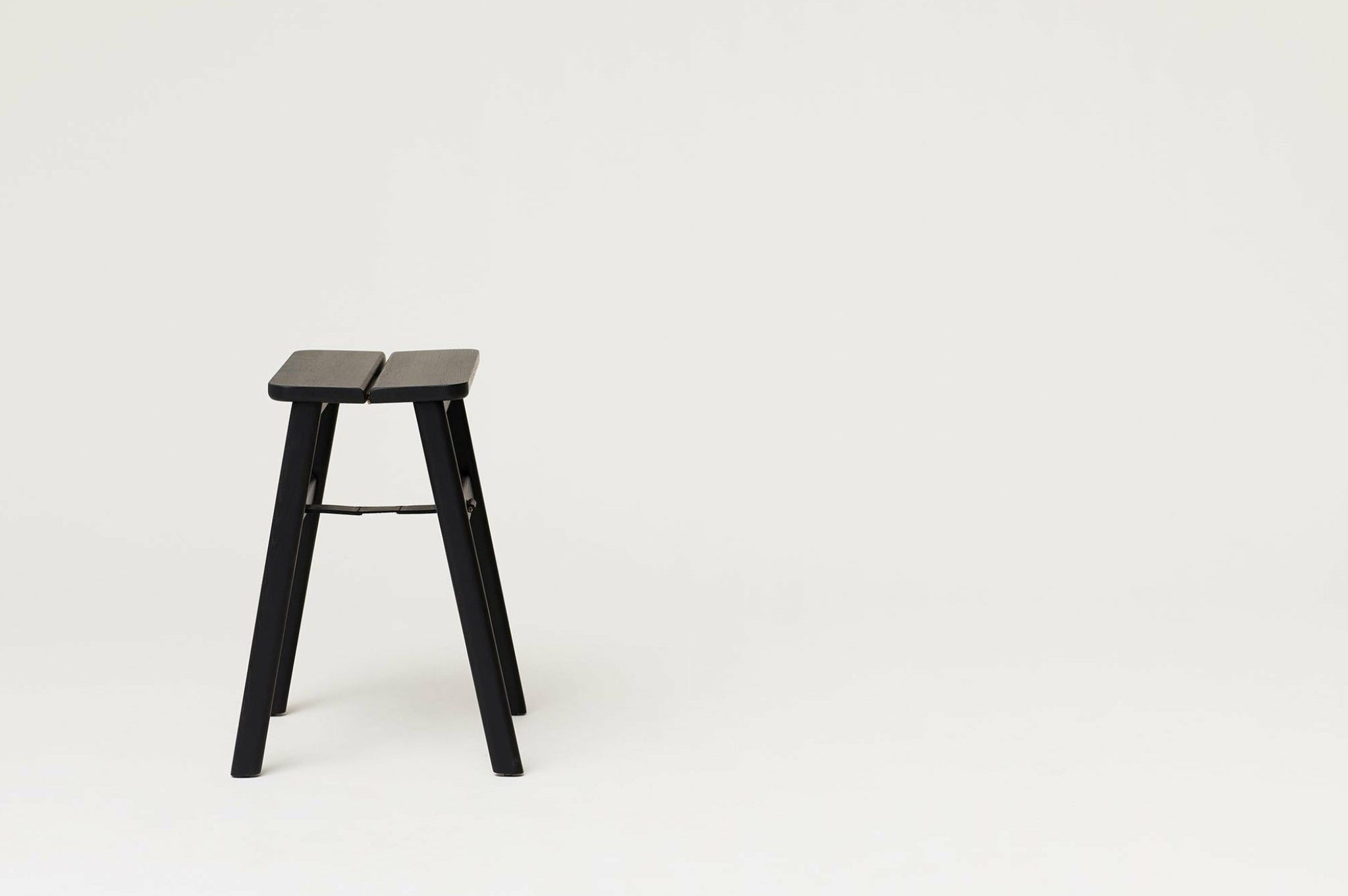 Form&Refine Angle Flathocker, Schwarz Gebeizte Eiche