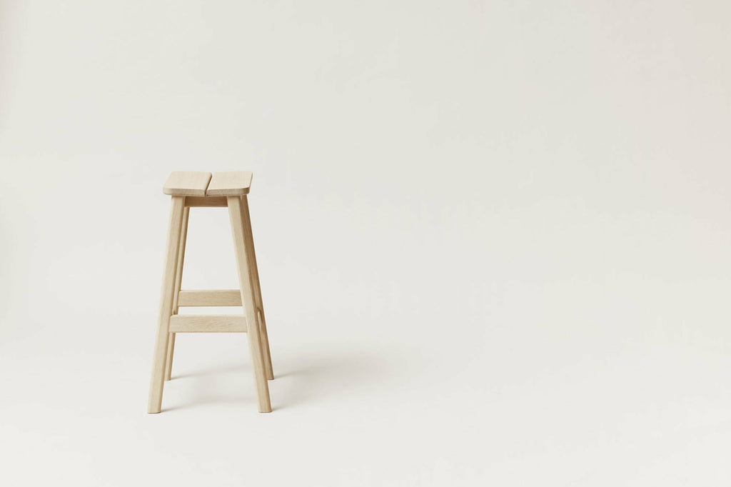 Form&Refine Angle Barhocker 65 cm, Weiss-Pigmentierte Eiche