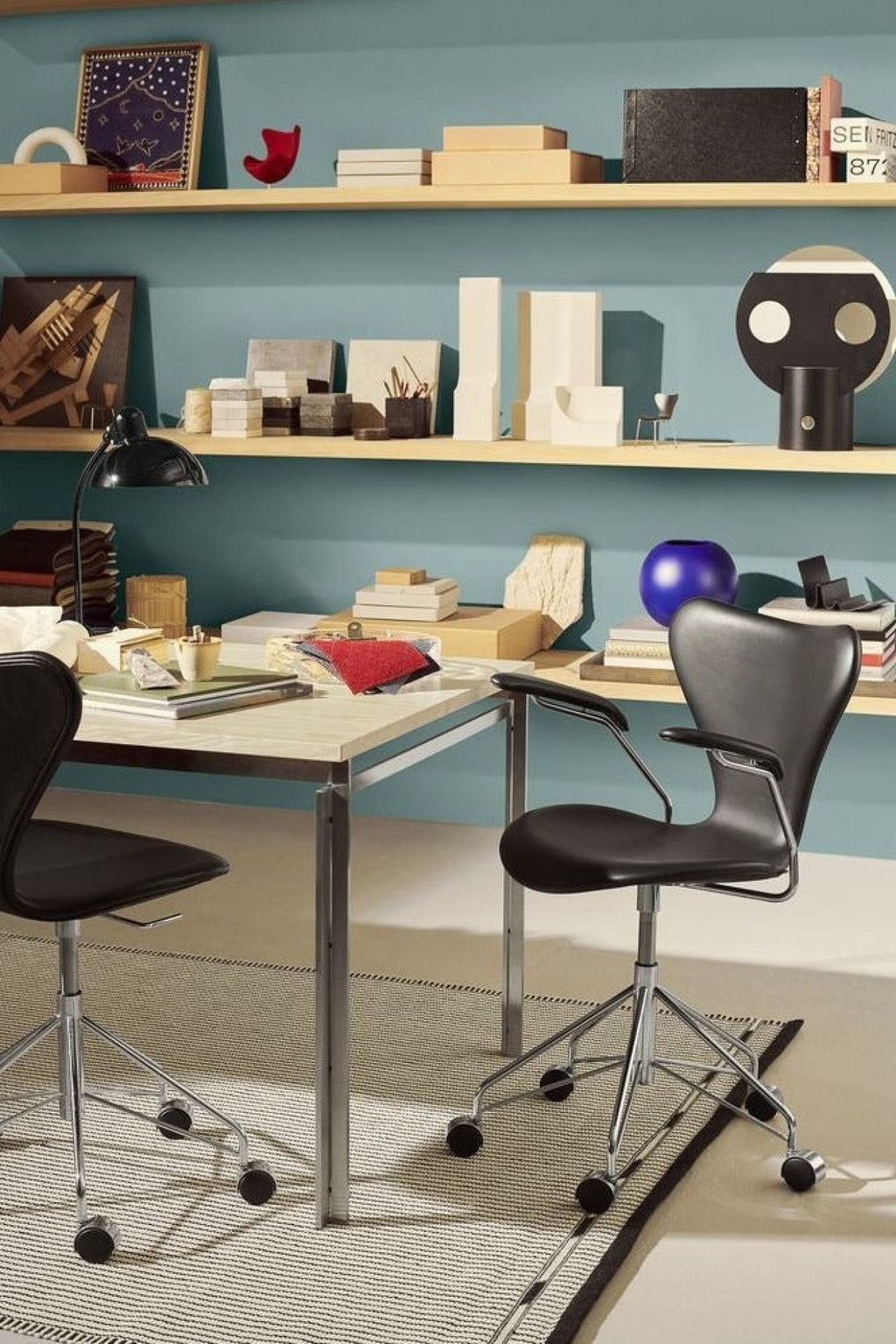 Fritz Hansen Series 7™ Swivel Chair With Armrests (For Carpets) Special Edition