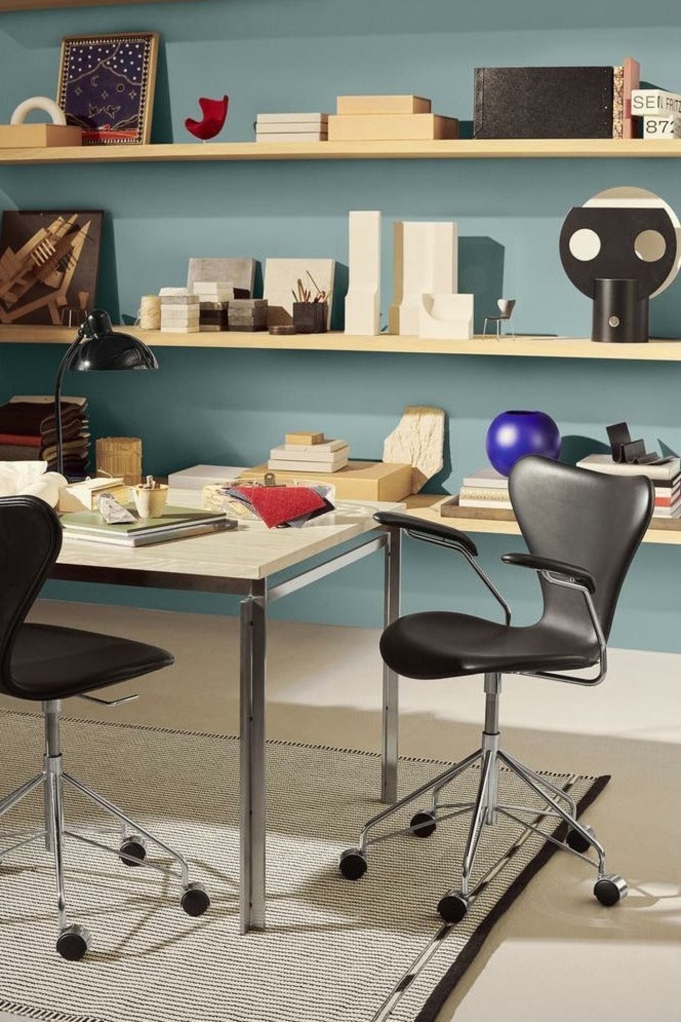 Fritz Hansen Series 7™ Swivel Chair With Armrests (For Carpets) Special Edition