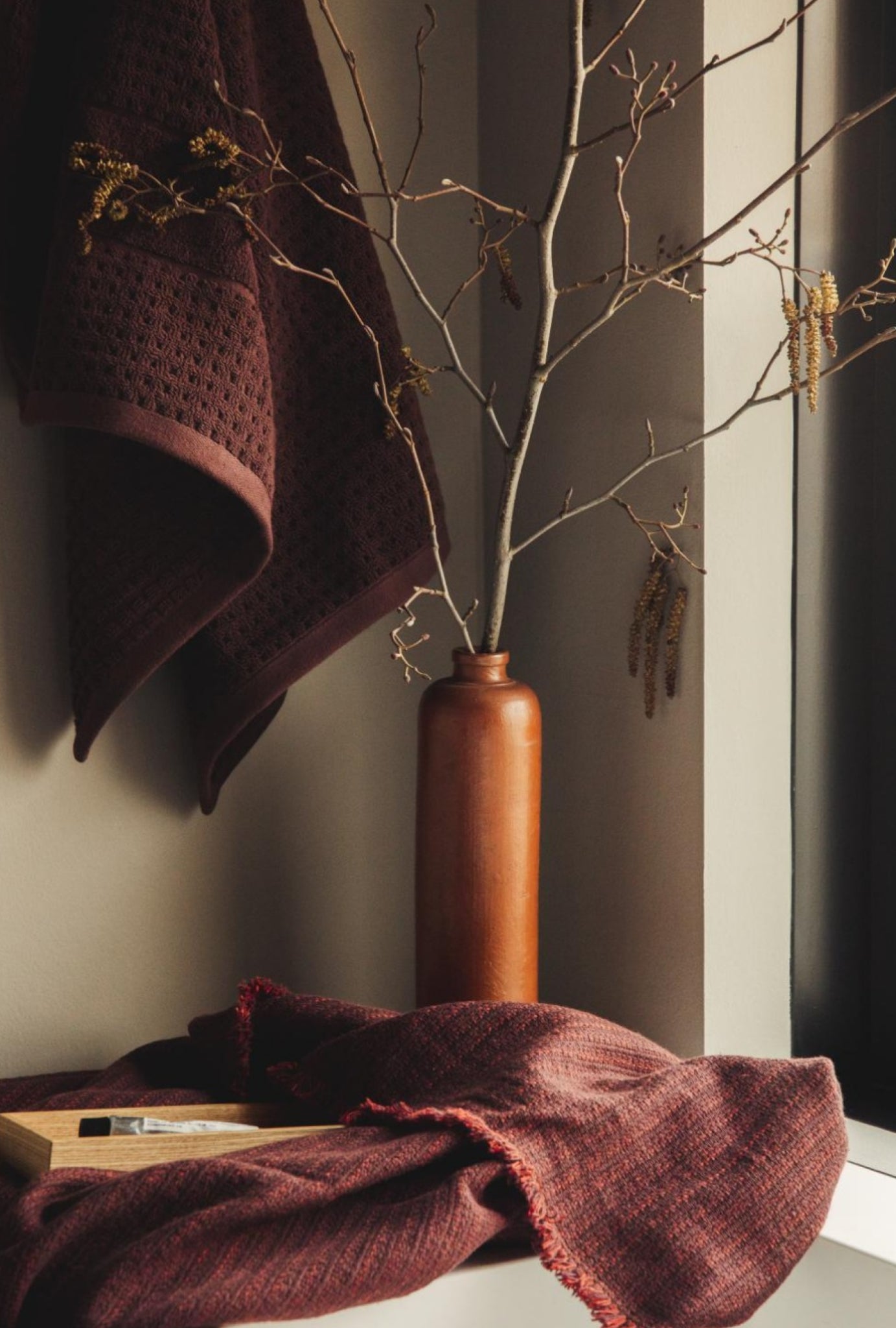 Juna Reflection Towel Chocolate, 90x180 Cm