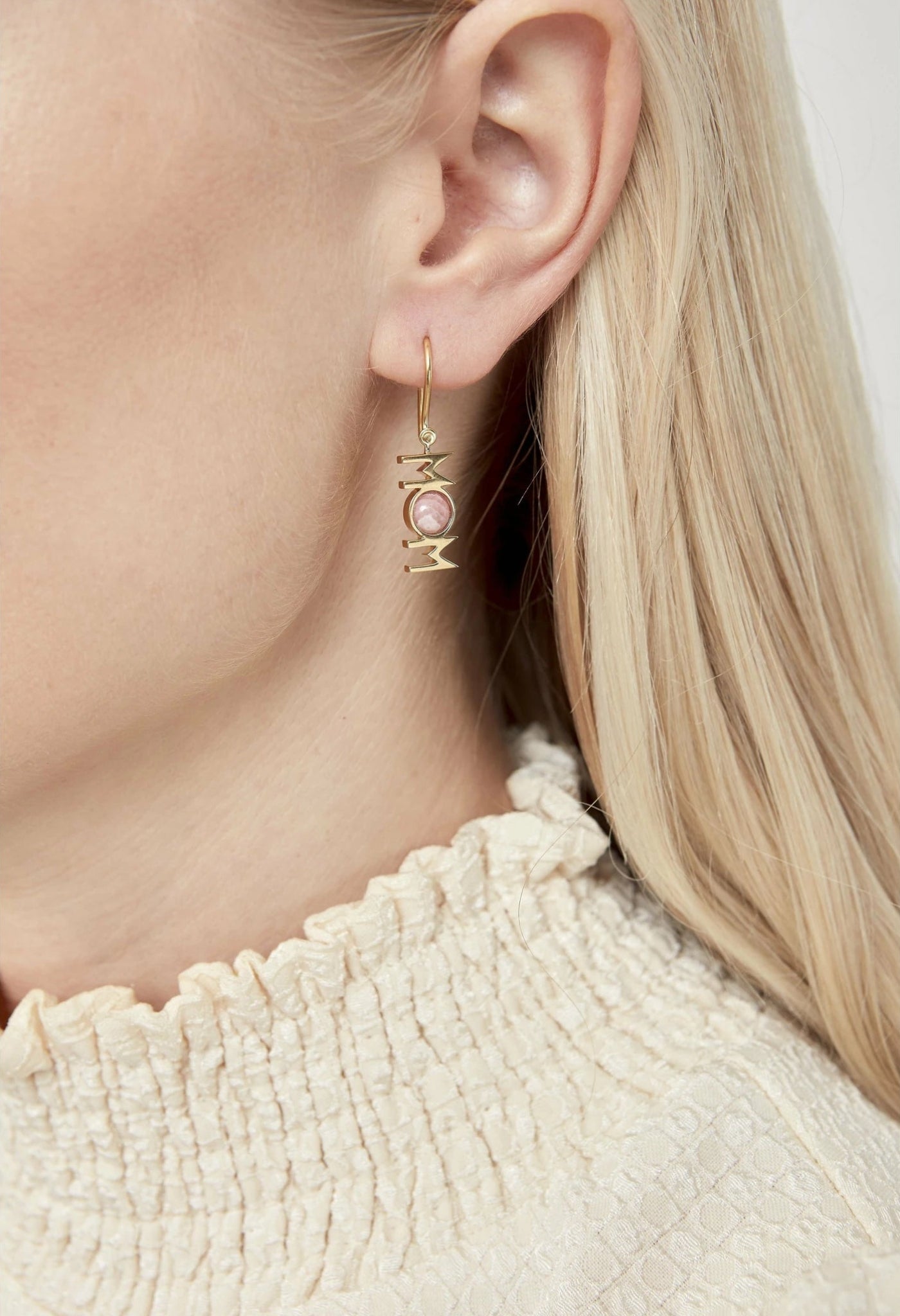 Design Letters Great Mom Earrings 1 PCs 18k Gold Plated, Red Chrosite