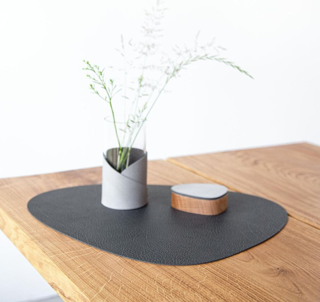 Lind DNA Curve Placemat Hippo Leather L, Black Anthracite