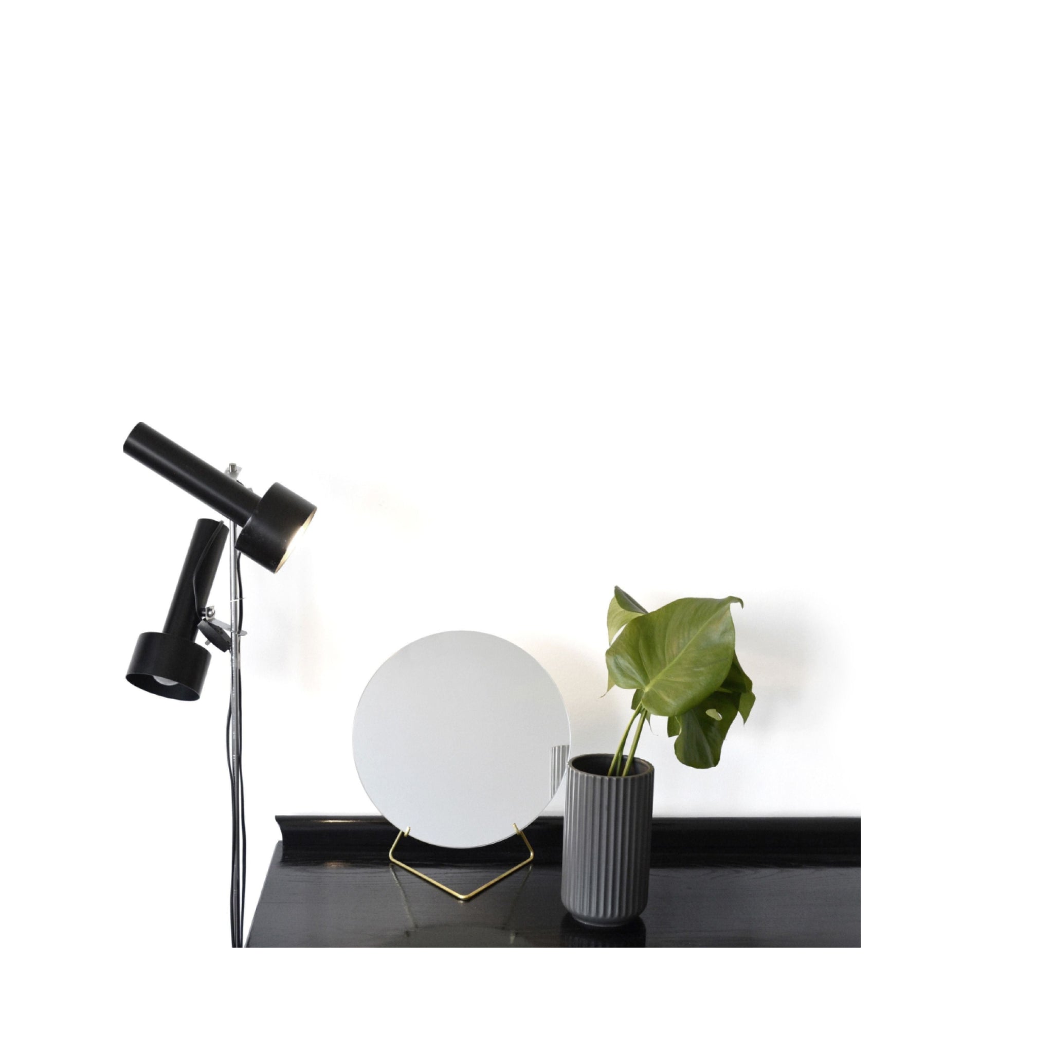 Elegant Moebe Standing Mirror Ø20 cm in Brass - Minimalist Design Decor