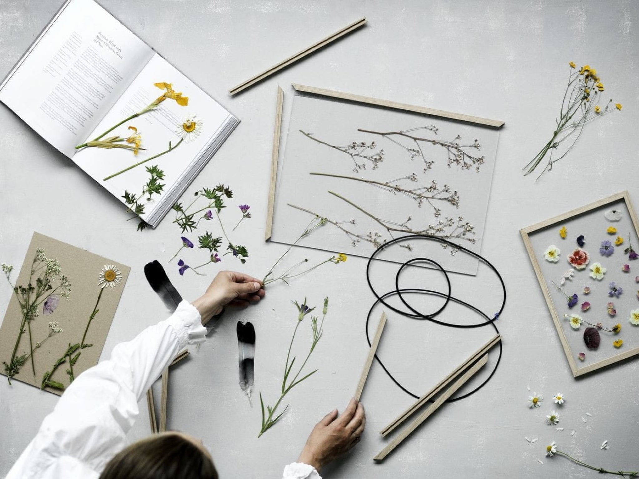 Moebe A4 Oak Frame: Stylish Acrylic & Oak Design, Made in Europe