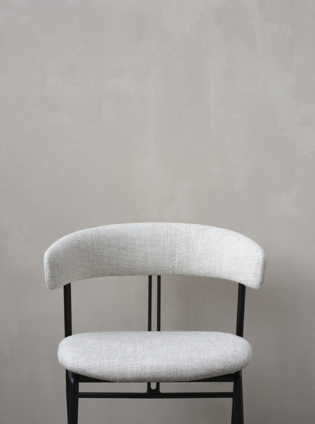 Gubi Violin Dining Chair Fully Upholstered, Svevo (002)