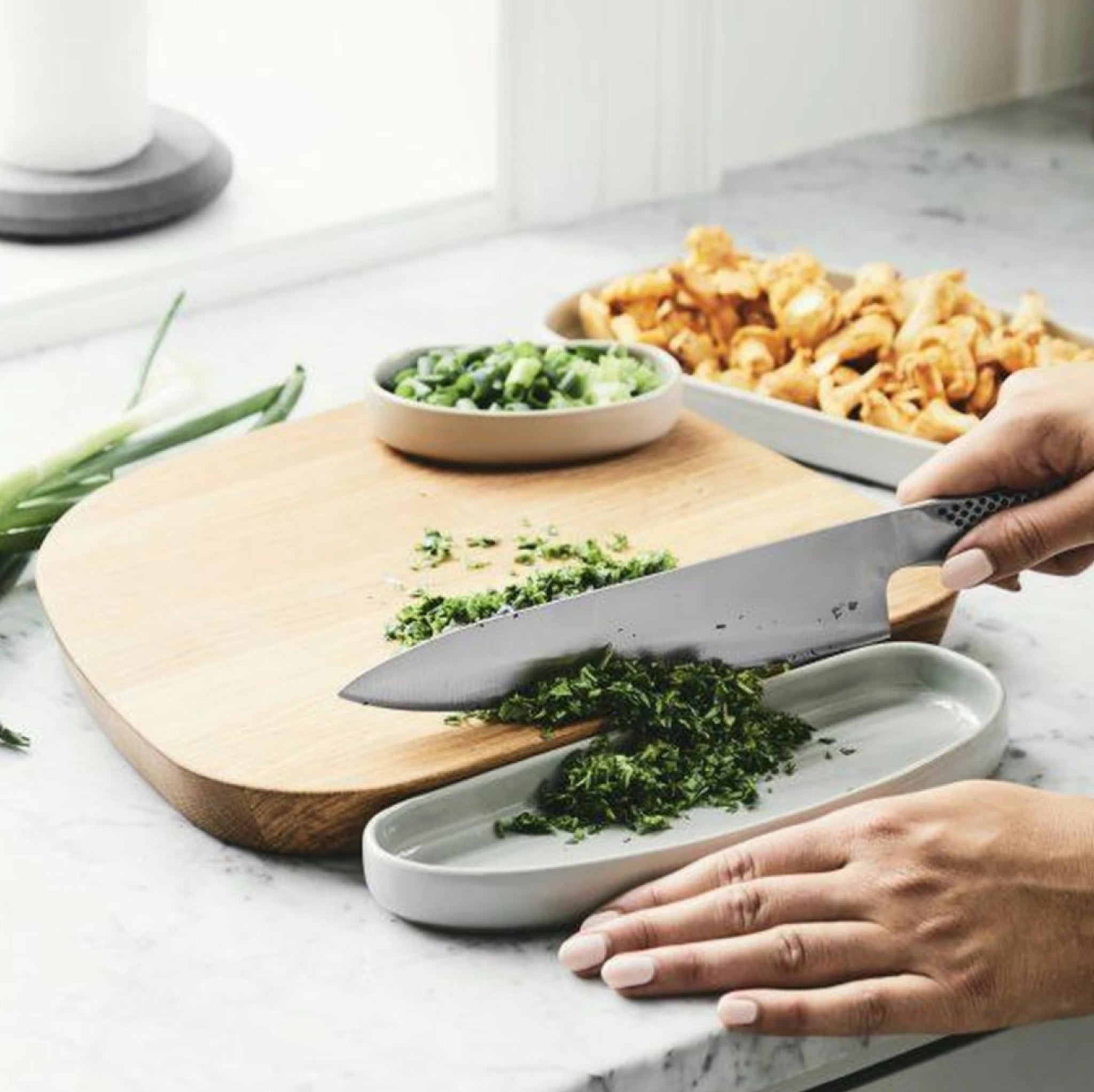 Gejst Galet Solid Oak Cutting Board 27 cm with 3 Ceramic Bowls for Herbs