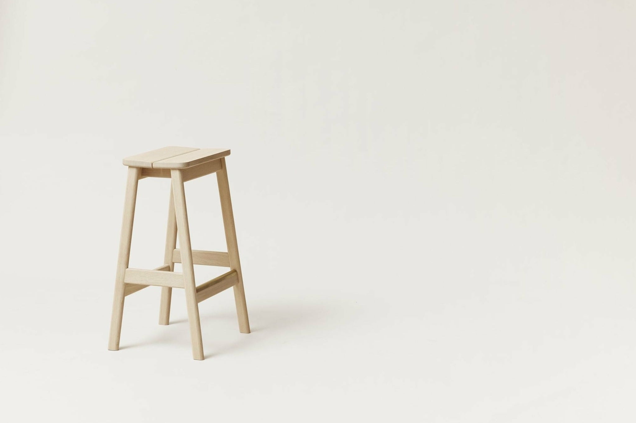 Form&Refine Angle Barhocker 65 cm, Weiss-Pigmentierte Eiche