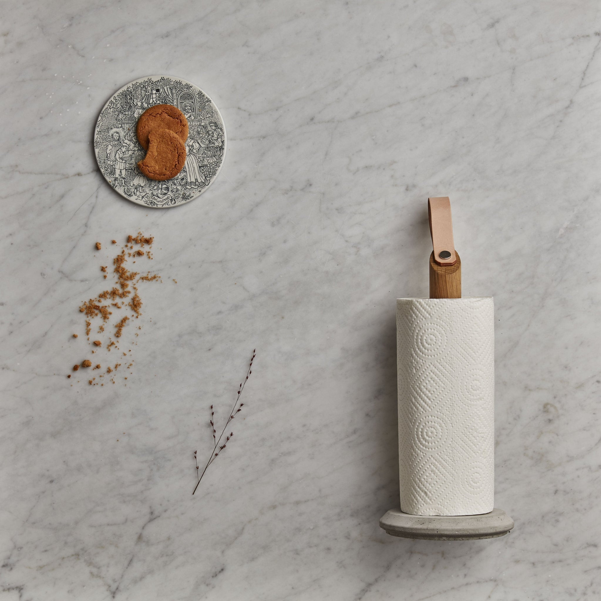 Gejst Grab Oak Kitchen Roll Holder 31.5 Cm – Concrete Base, Scandi