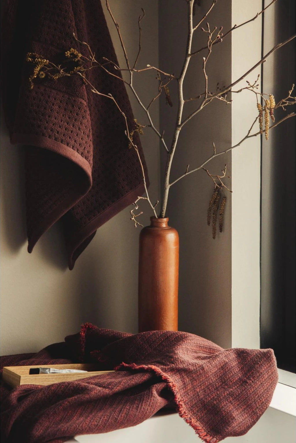 Juna Reflection Towel Chocolate, 90x180 Cm