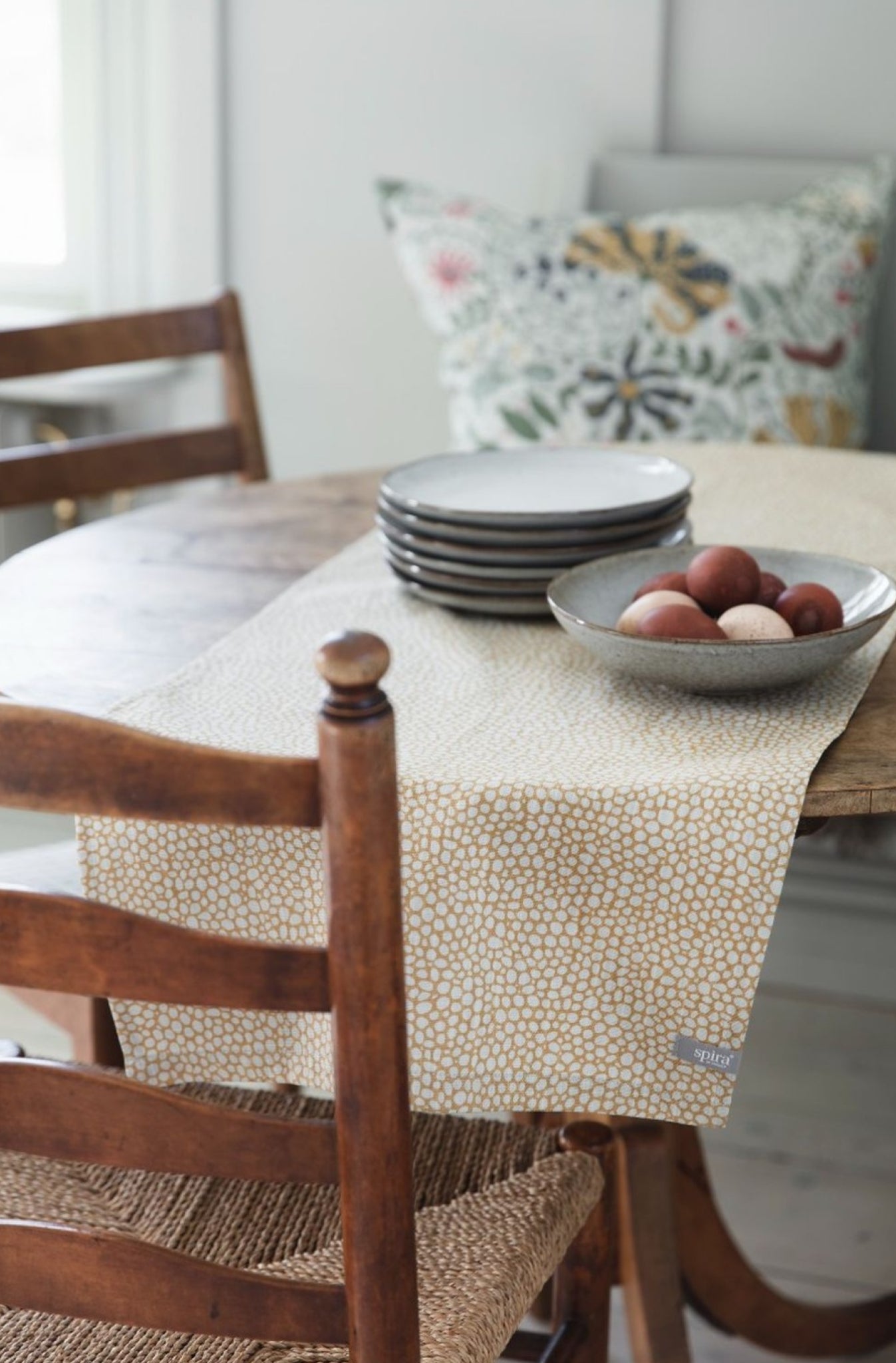 Spira Dotte Table Runner, Asphalt