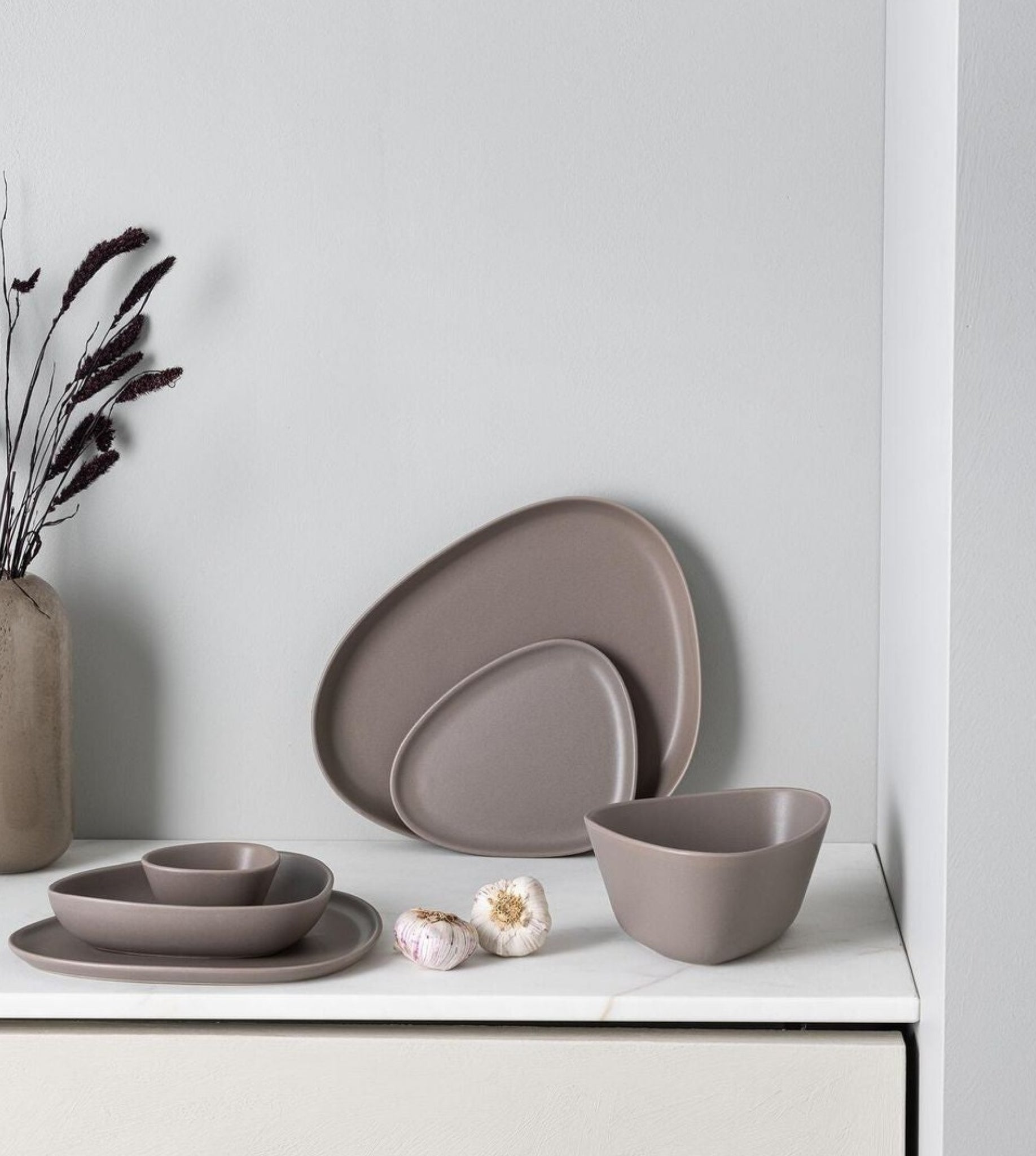 Lind DNA Curve balls made of earthenware S, warm grey