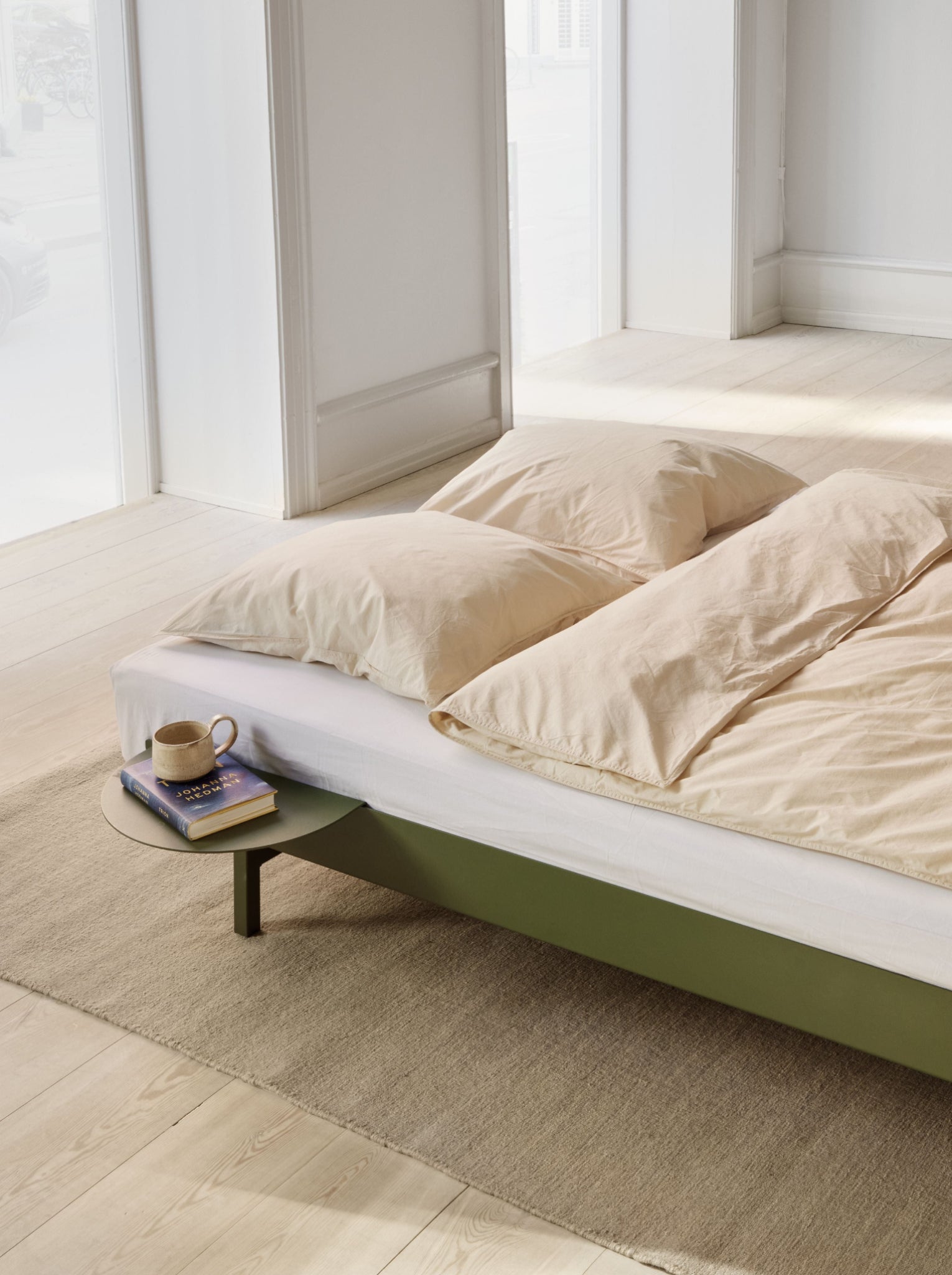 Minimalist Pine Green Moebe Bedside Table - Powder-Coated Steel Design