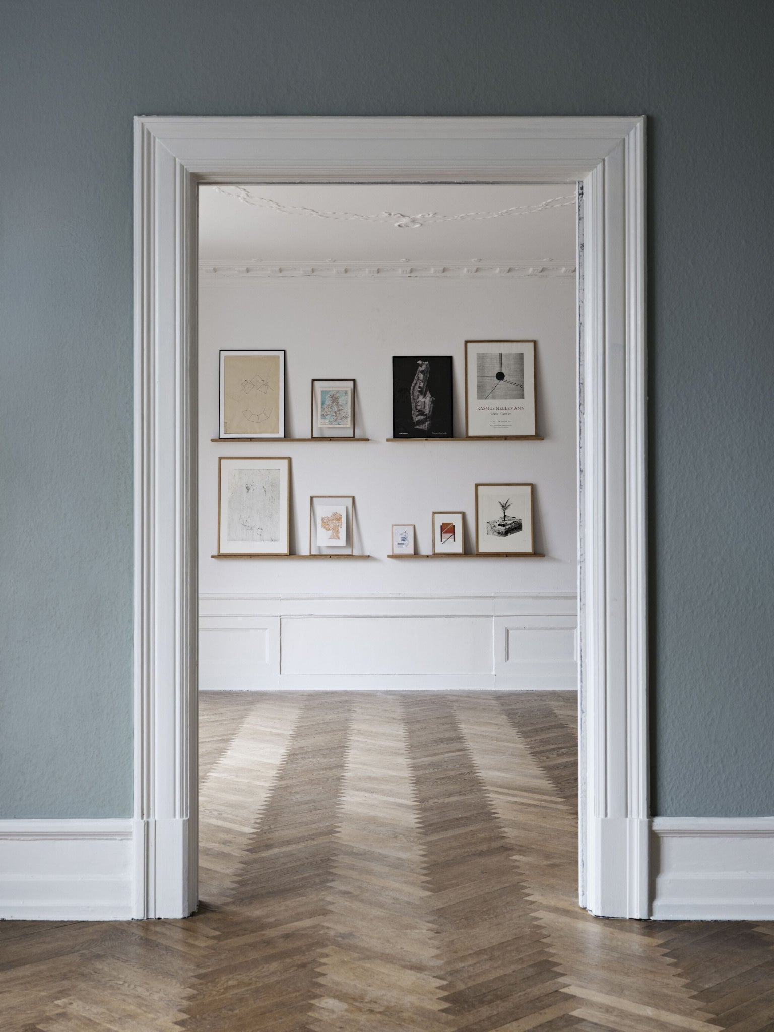 Moebe Gallery Shelf 115 cm Oak - Stylish Solid Wood Wall Decor Solution