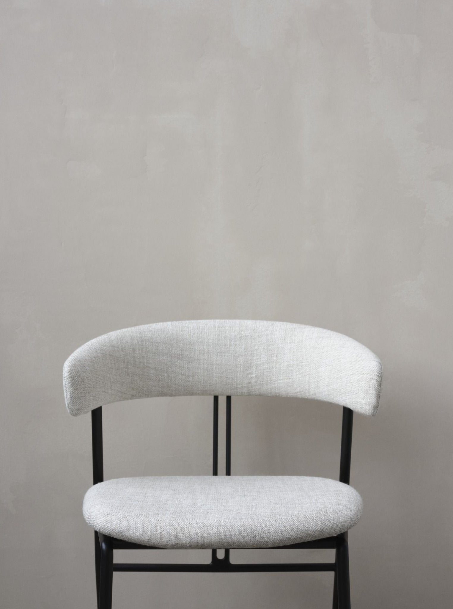 Gubi Violin Dining Chair Fully Upholstered, Svevo (002)