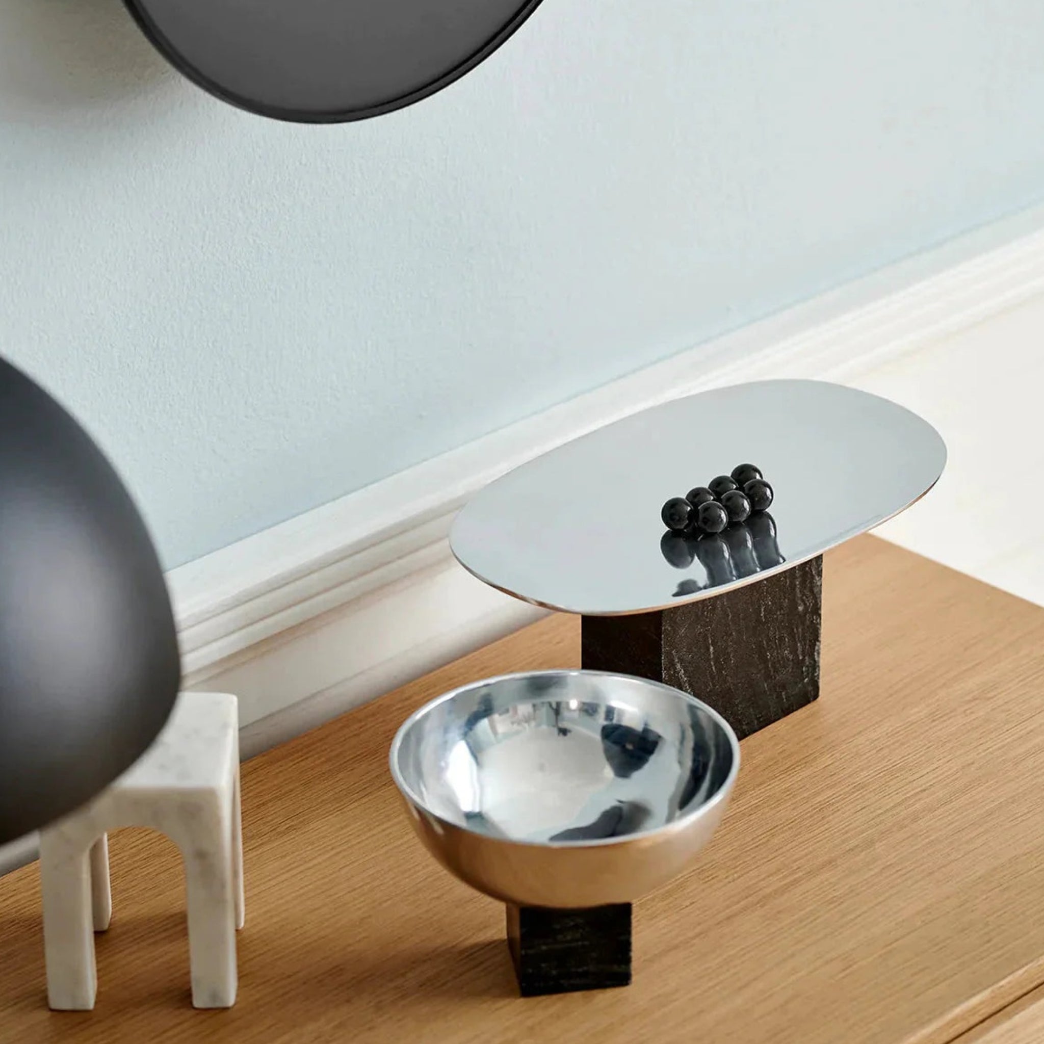 Gejst Sapoto Shell Black — Polished Aluminum & Marble Base, 25×15×12cm