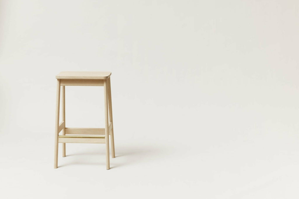 Form&Refine Angle Barhocker 65 cm, Weiss-Pigmentierte Eiche