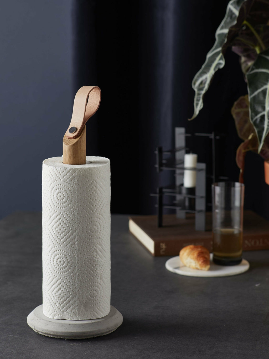 Gejst Grab Oak Kitchen Roll Holder 31.5 Cm – Concrete Base, Scandi