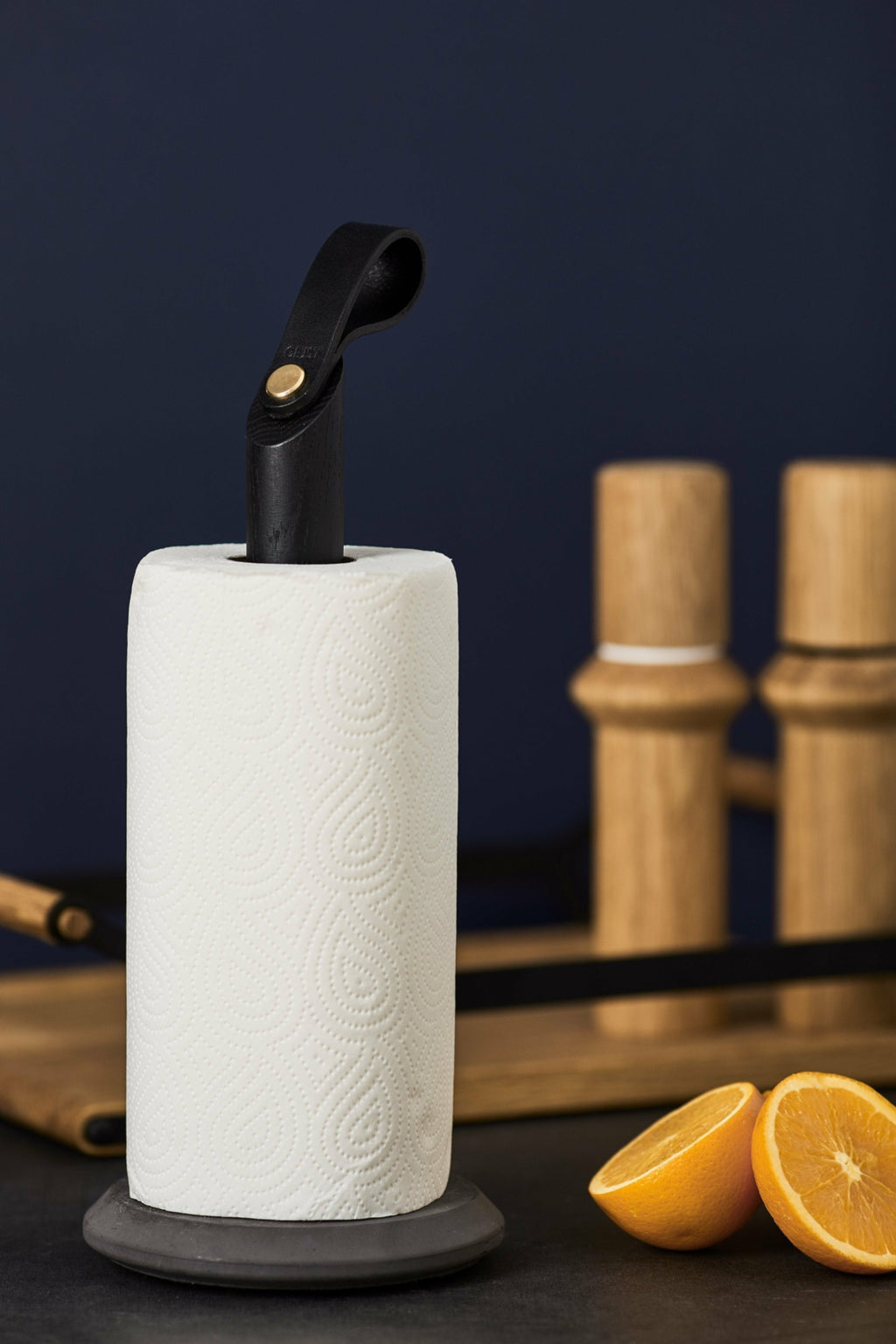 Gejst Grab Kitchen Roll Holder – Black Oak & Concrete Base, 31.5 Cm