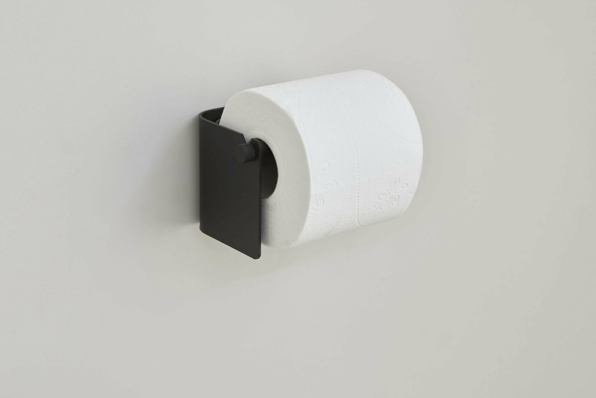 Form & Refine Arc Wall-Mounted Toilet Roll Holder — Black Steel, Knurled