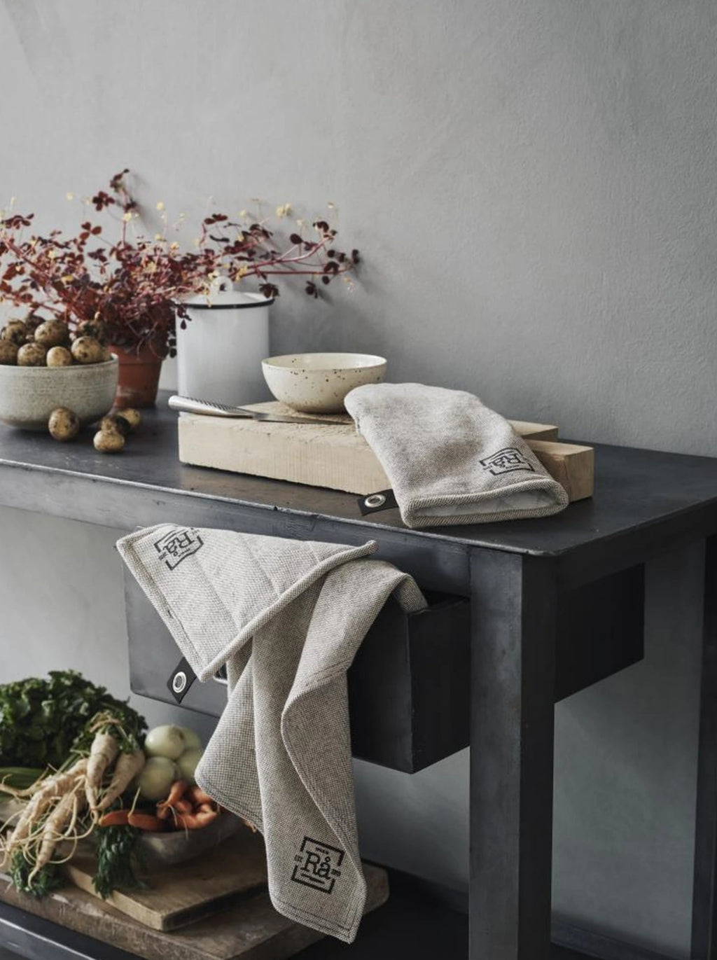 Juna Rå Cotton Tablecloth Dark Grey, 150x180 Cm