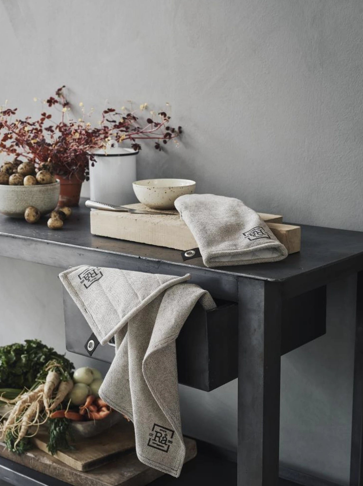 Juna Rå Cotton Tablecloth Dark Grey, 150x180 Cm