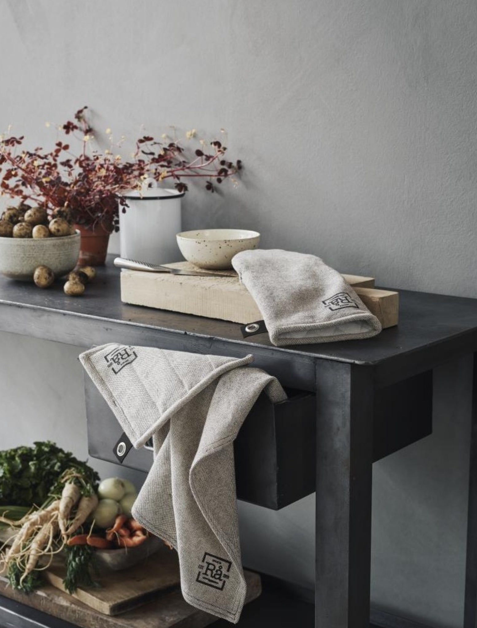 Juna Rå Cotton Tablecloth Dark Grey, 150x180 Cm