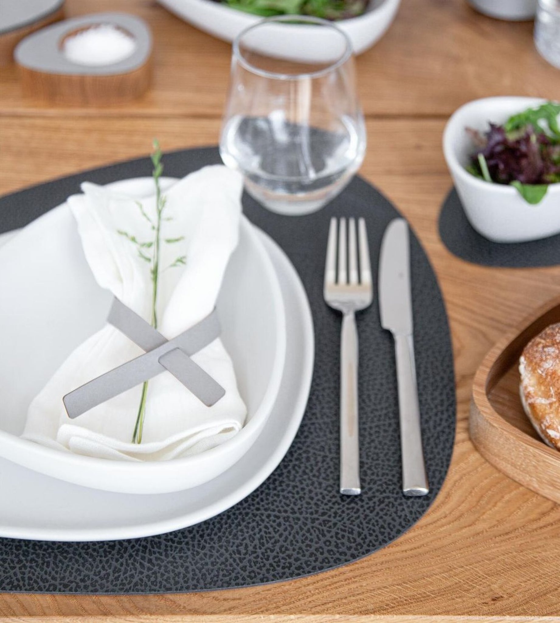 Lind DNA Curve Placemat Hippo Leather L, Black Anthracite