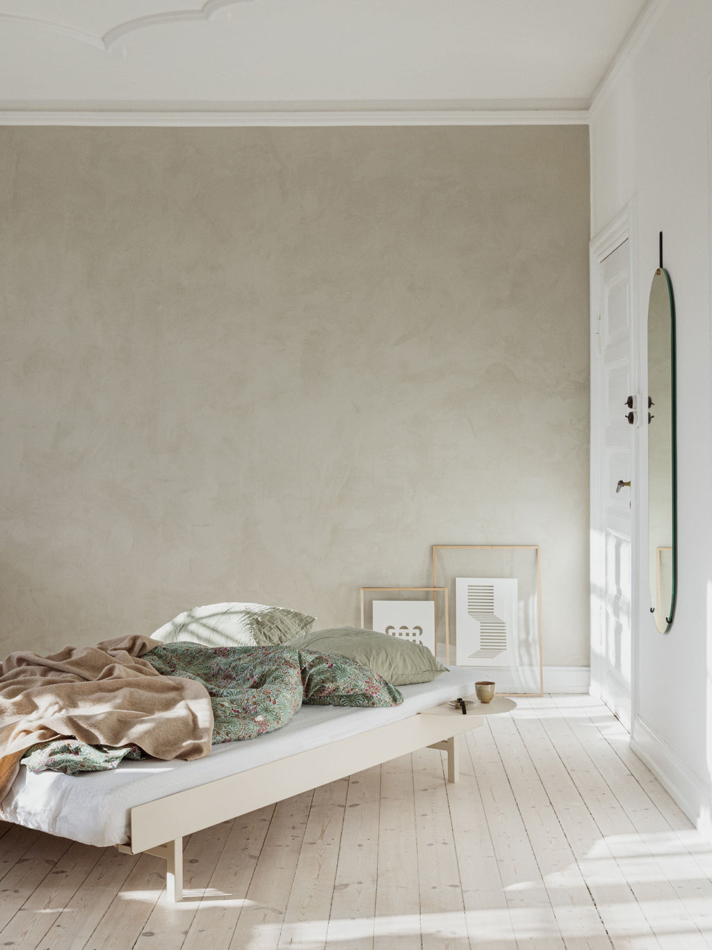 Minimalist Moebe Bed with Slats 140 cm in Sand - Modern Steel Frame