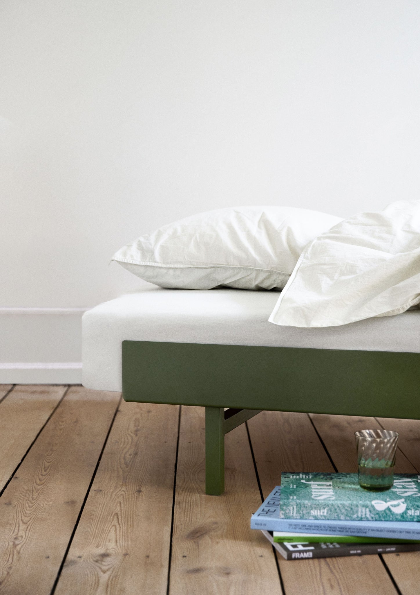 Minimalist Pine Green Moebe Bed 90 cm with Steel Frame and Slats