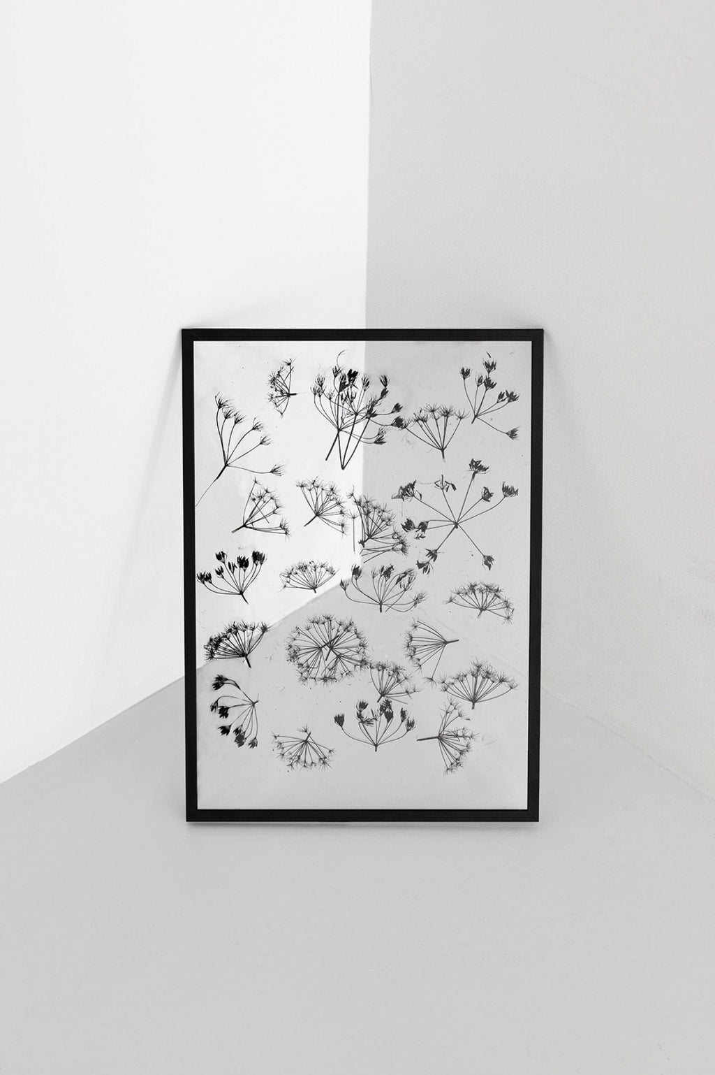 Sleek Moebe A5 Black Frame: Durable Aluminum & Acrylic Design, Made in Europe