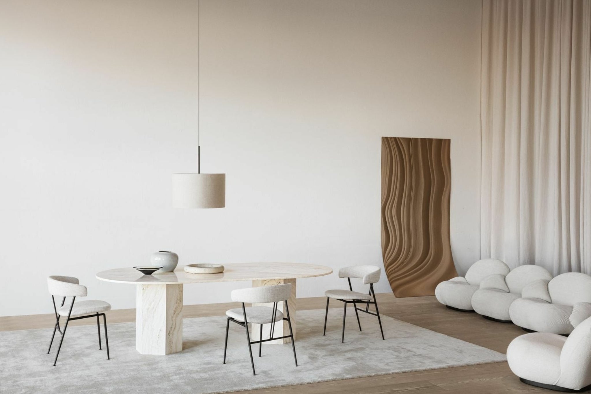 Gubi Violin Dining Chair Fully Upholstered, Svevo (002)