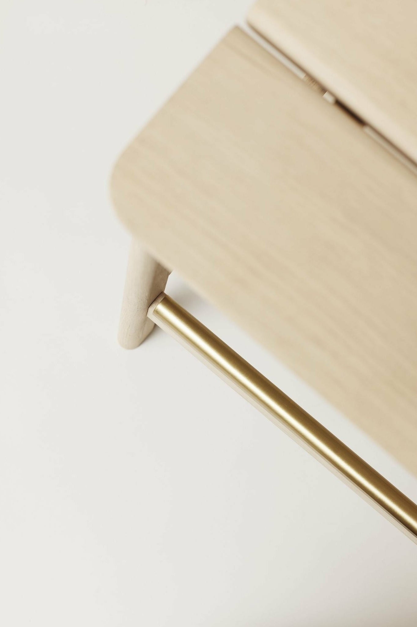 Form&Refine Angle Barhocker 65 cm, Weiss-Pigmentierte Eiche